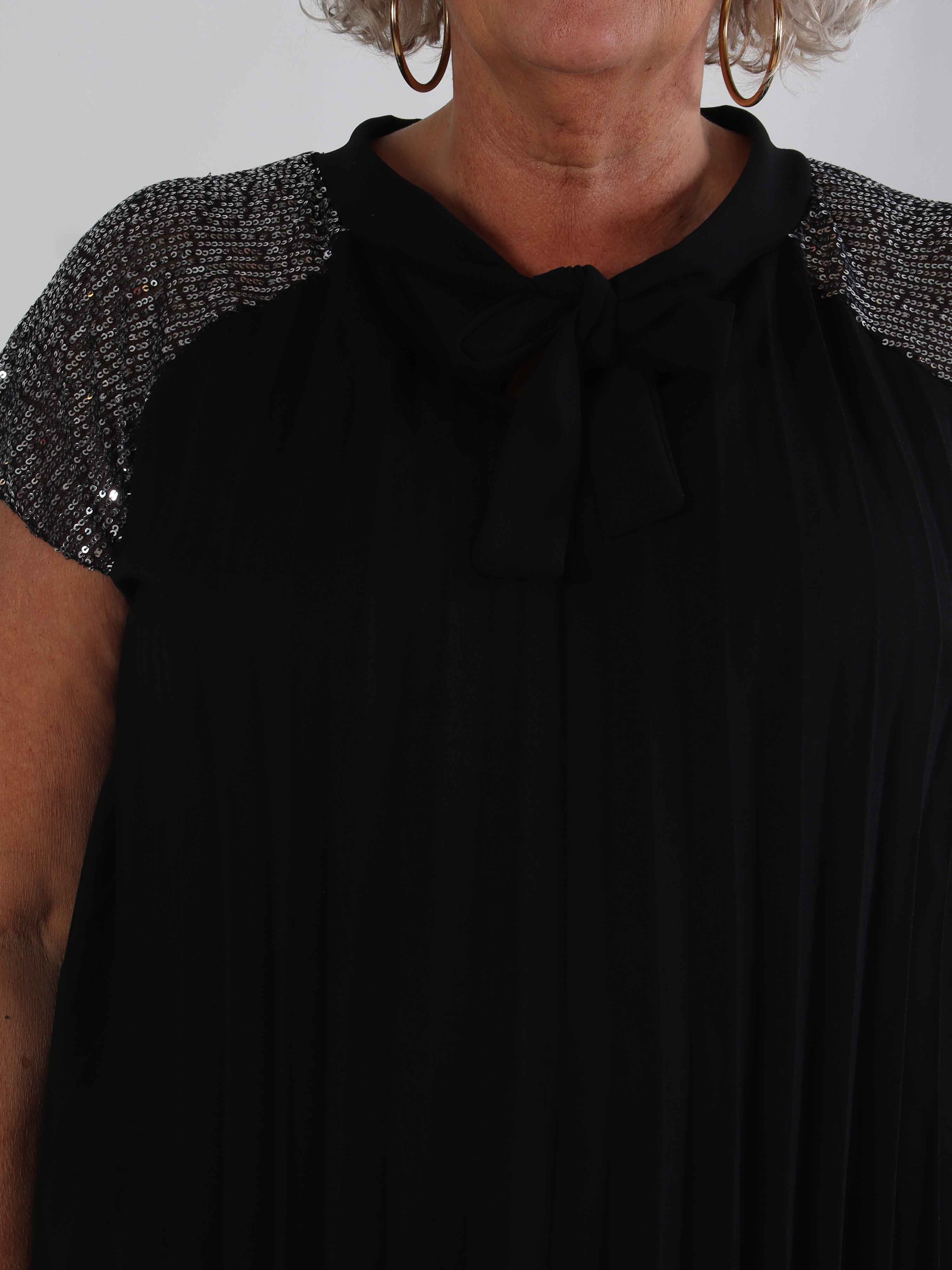 Electra - Plisseret plus size kjole med A-facon og pailletærmer